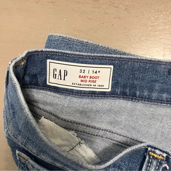 GAP Baby boot jeans w added hand embroidered flowers - Picture 2 of 10